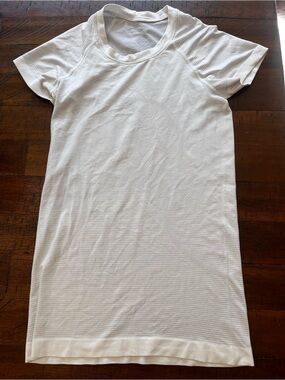 Lululemon White Short Sleeve Swiftly Tech Tee Size 4
